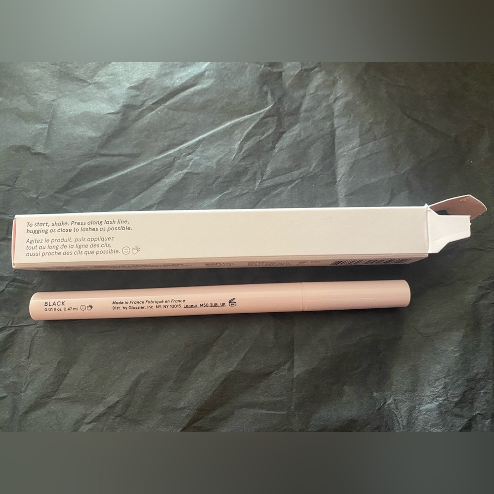 Glossier Pro Tip Liquid Eyeliner in Black (BNIB) - Picture 3 of 9